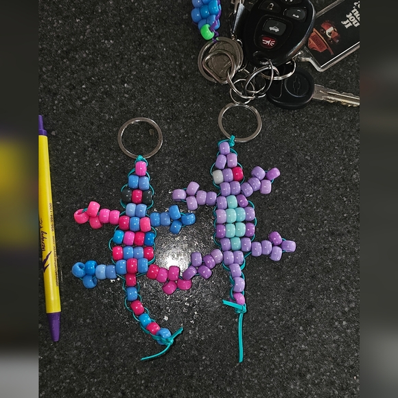 Custom keychain. All earnings will be donated to the FaerieLand Rescue. - Picture 4 of 12